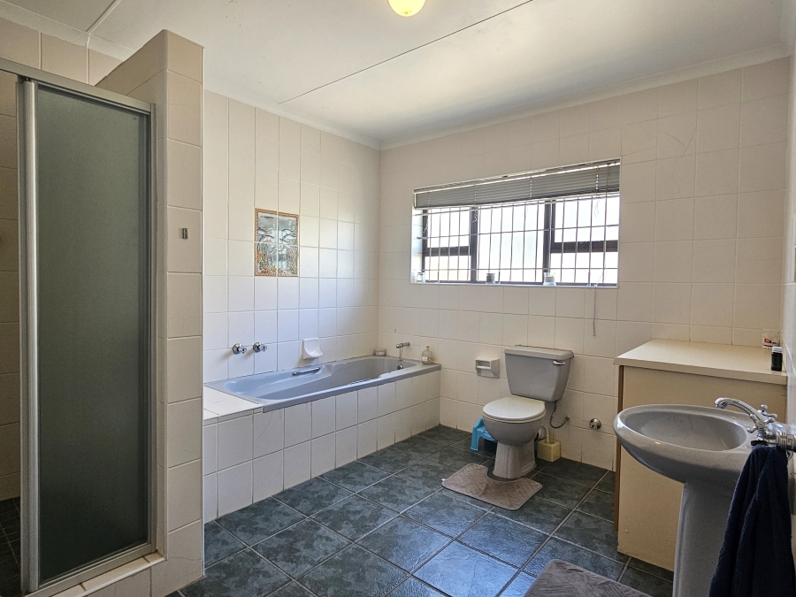 6 Bedroom Property for Sale in Wavecrest Eastern Cape